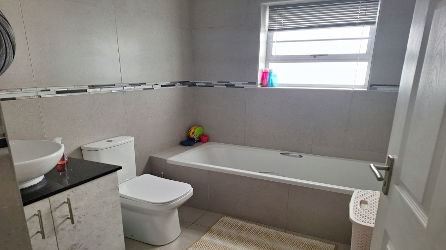 3 Bedroom Property for Sale in Overbaakens Eastern Cape